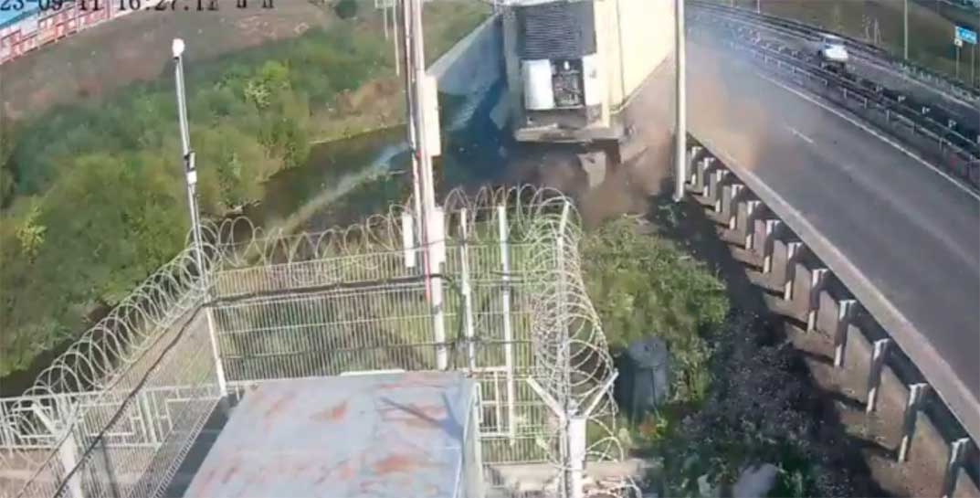 Родился в рубашке. Посмотрите, как в Красноярске пешеход в последний момент увернулся от фуры, вылетевшей на него через отбойник, и избежал неминуемой смерти, скатившись по откосу