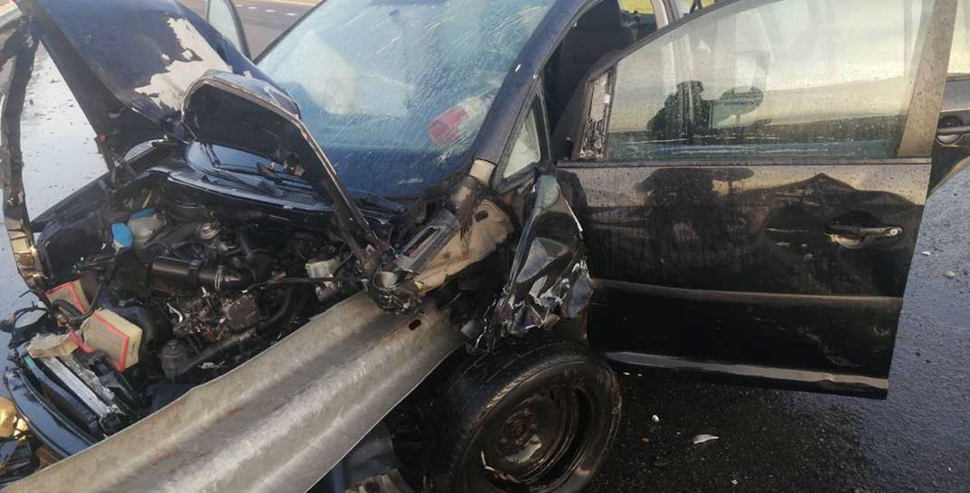 Страшная авария в Щучинском районе: 24-летний водитель заснул, его машину прошило отбойником насквозь