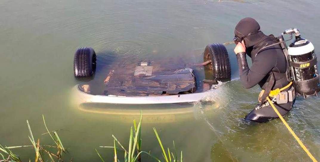 Не повезло так не повезло. На озере под Сморгонью автомобиль рыбака скатился в воду и затонул