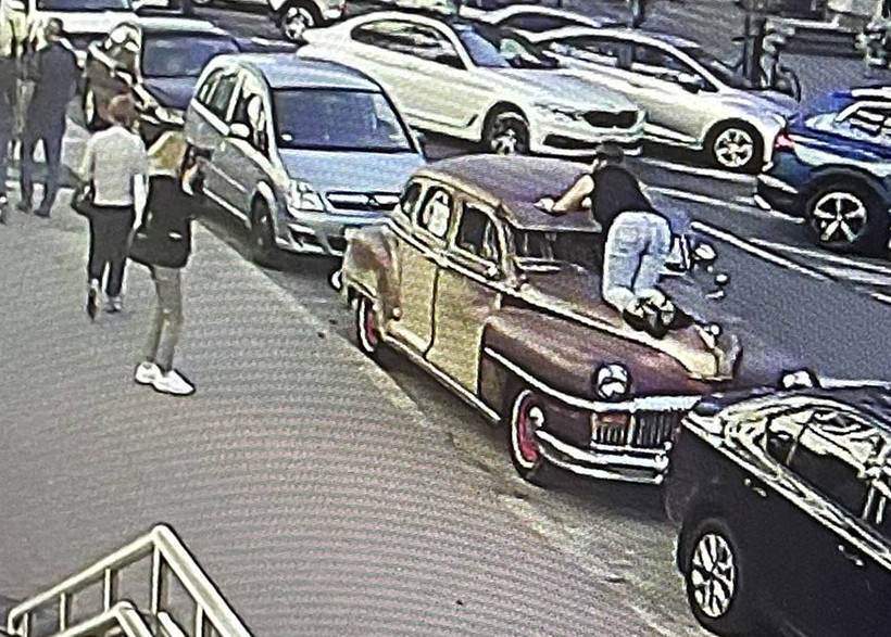 Женщина в Минске присела сфотографироваться на капот редкой машины и стала героиней мемов