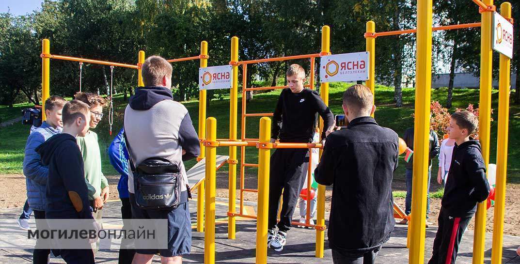 Размяться и поупражняться может любой желающий. На берегу Дубровенки появилась новенькая спортивная площадка