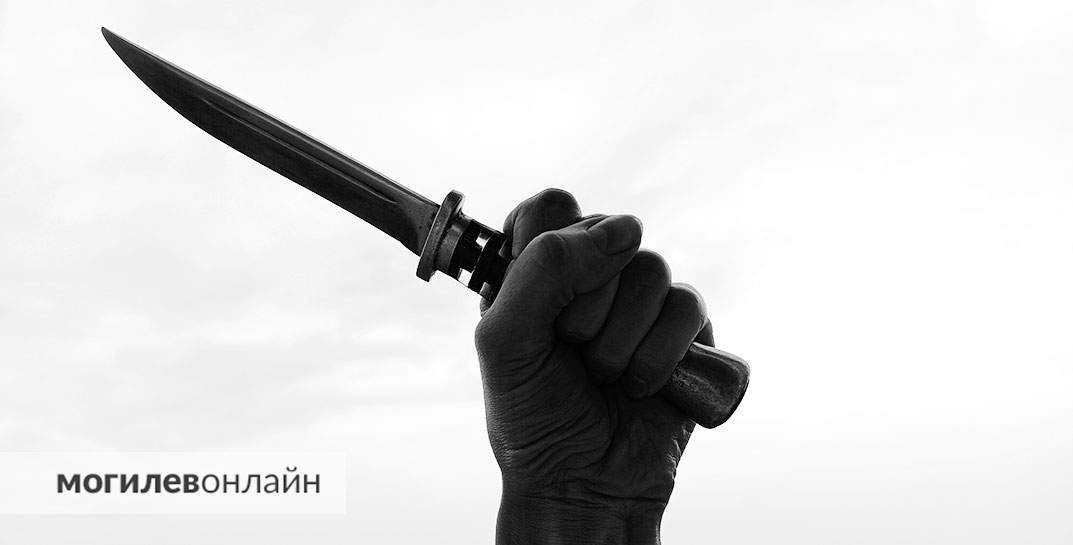 В Витебске мужчина зарезал супругу из ревности прямо в подъезде