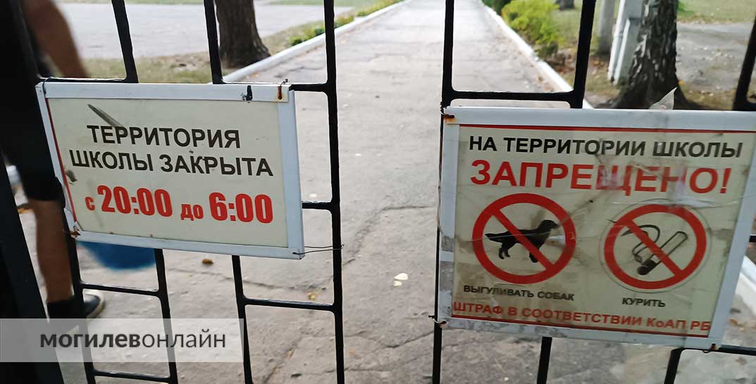 Проходы через территорию школы № 33 заваривают — дети должны идти в обход по неблагоустроенным дорожкам без света. Это нормально?