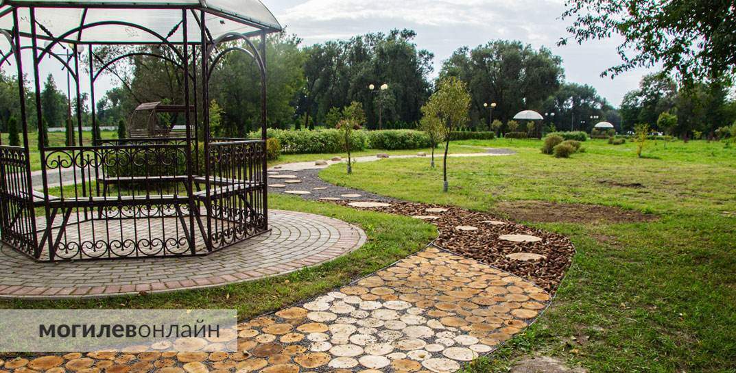 Прогуляться босиком по шишкам и гальке? Легко! В парке Подниколье появилась «Босоногая тропа здоровья»
