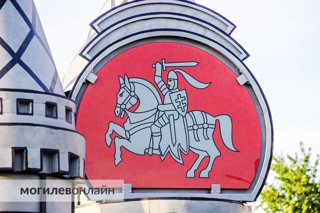7-метровый герб Могилева установили на перекрестке Каштановой-Крупской-Кулибина