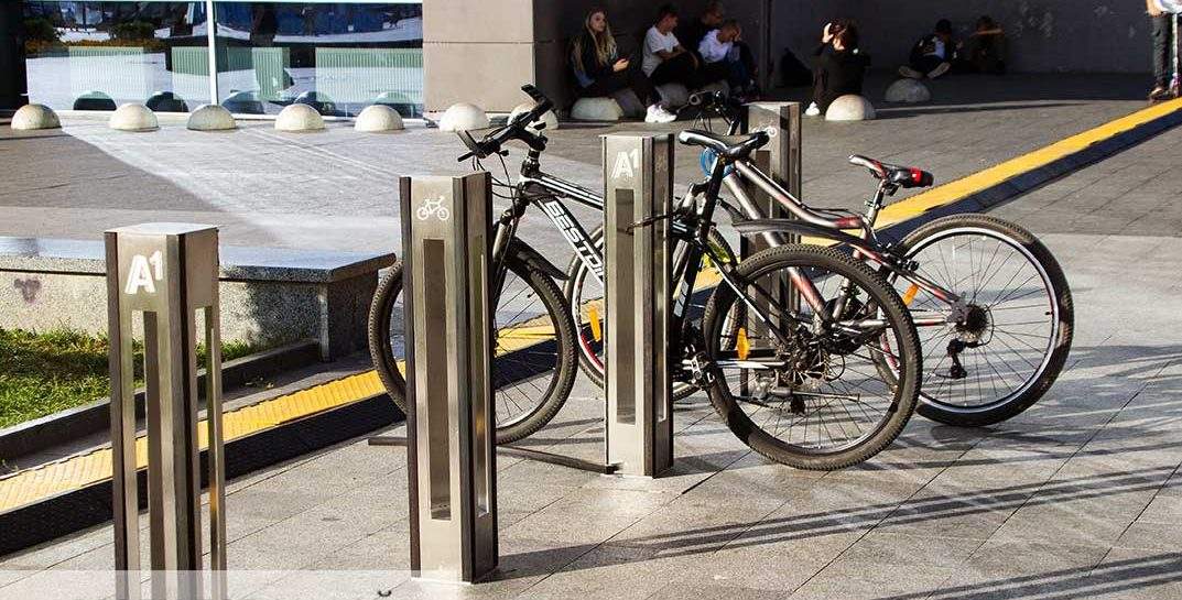 Поговорили с могилевскими велосипедистами о том, как дела в городе с велопарковками. А заодно узнали, какие новые парковки появляются в городе и что они собой представляют