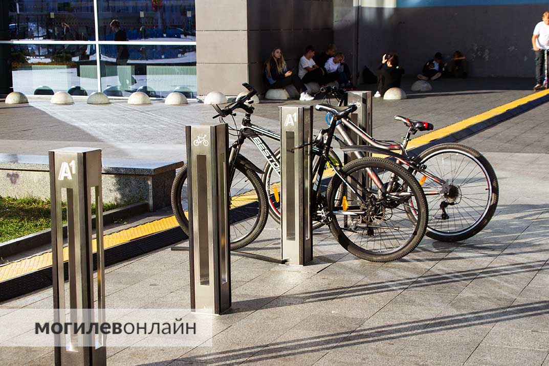 Поговорили с могилевскими велосипедистами о том, как дела в городе с велопарковками. А заодно узнали, какие новые парковки появляются в городе и что они собой представляют