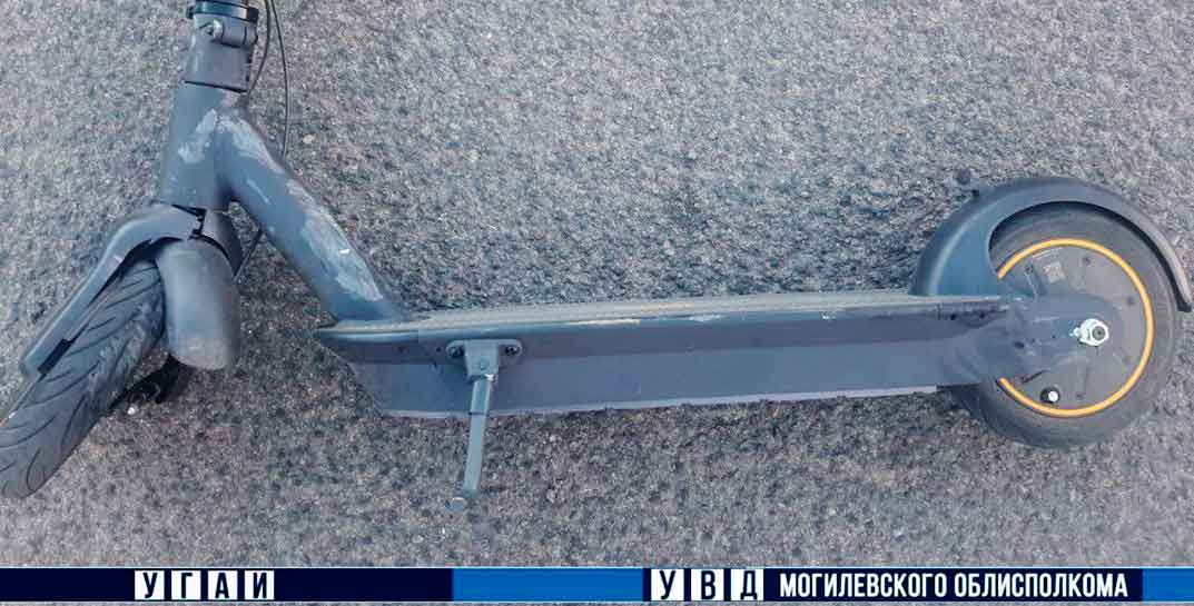 В Могилеве школьник на электросамокате попал под колеса легковушки