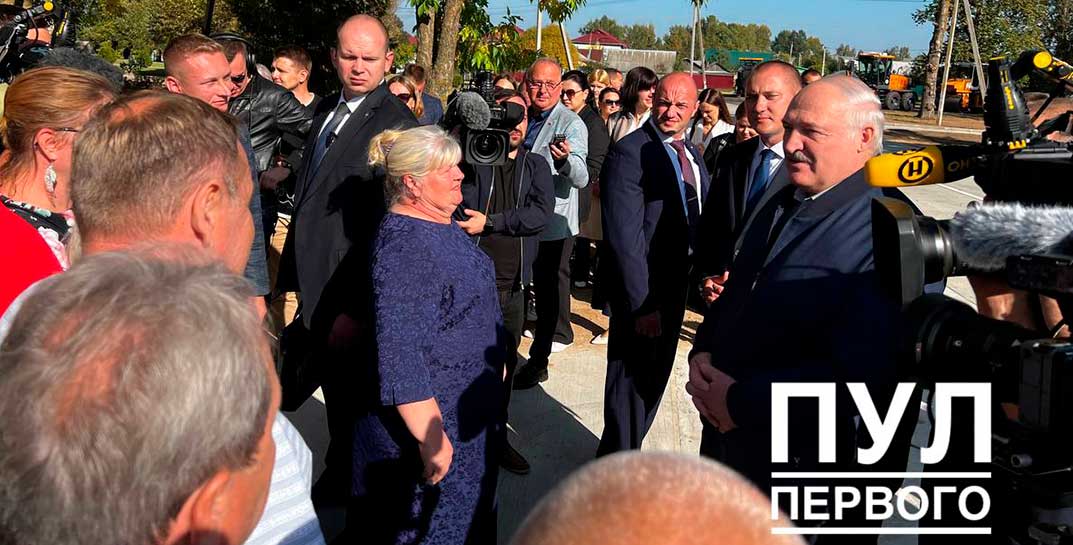 «Я никуда не ухожу, не волнуйтесь!» Лукашенко обратился к белорусам, посещая агрогородок в Могилевской области