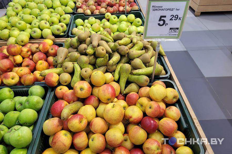 Есть даже по 17 рублей за кило — белорусы обратили внимание на «осенние яблочки» по заоблачным ценам
