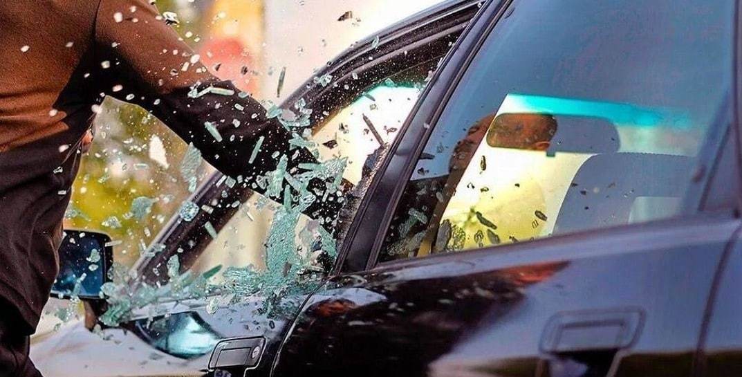 В Кировске мужчина поссорился с женой и в порыве гнева разбил чужой автомобиль