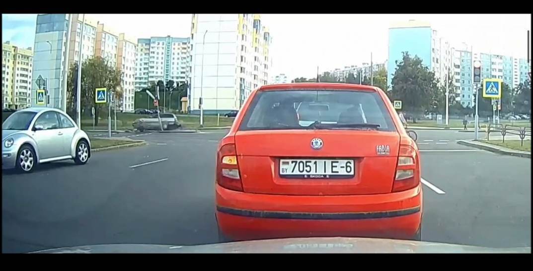 Легковушка протаранила светофор и дорожный знак — странная авария в Могилеве попала на видео