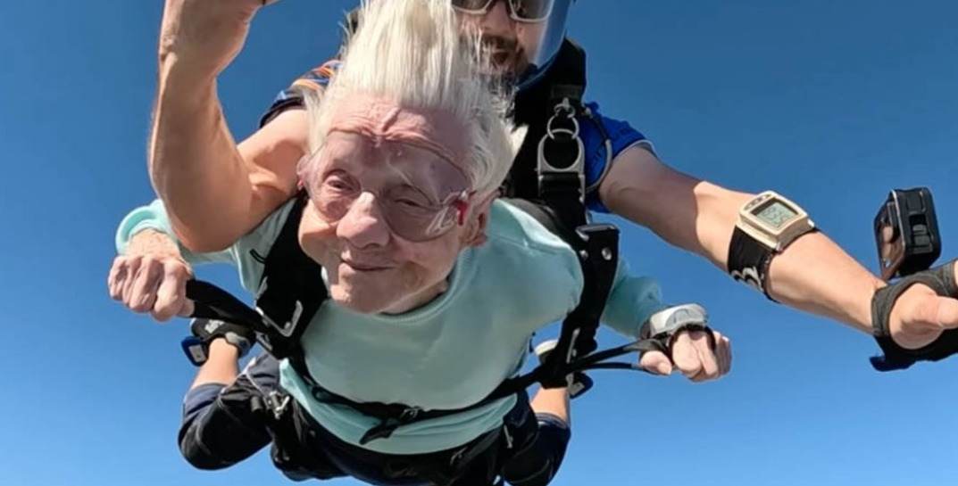 Через неделю после рекордного прыжка. Старейшая парашютистка мира умерла в возрасте 104 года