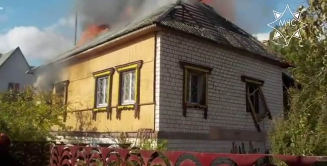 Горел открытым пламенем. Спасатели показали, как тушили загоревшийся трехэтажный дом под Бобруйском