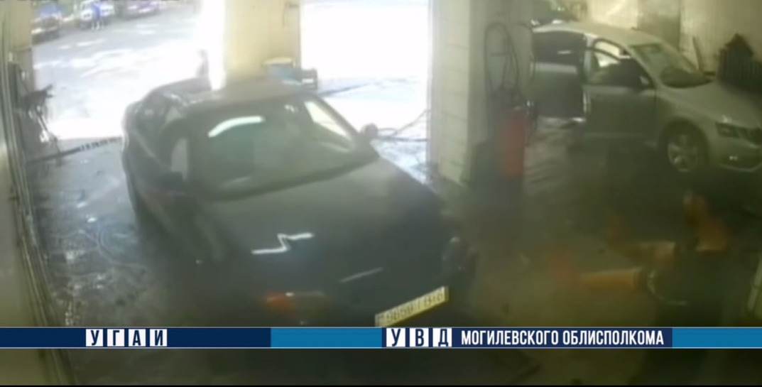 В Бобруйске 50-летняя водитель в здании автомойки не справилась с управлением и наехала на рабочего