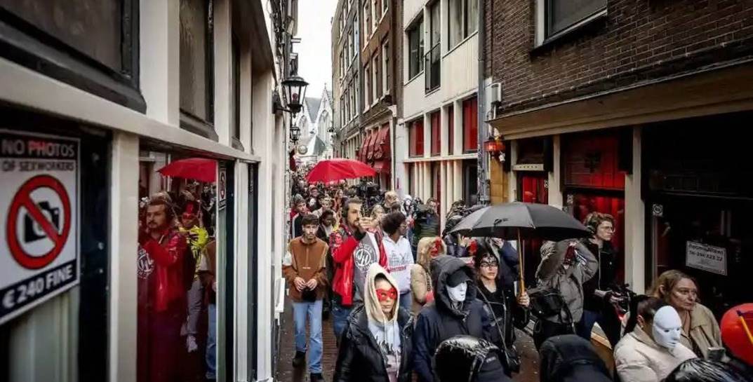 В Амстердаме секс-работницы взбунтовались из-за того, что легендарный «Квартал красных фонарей» власти планируют перенести за пределы города