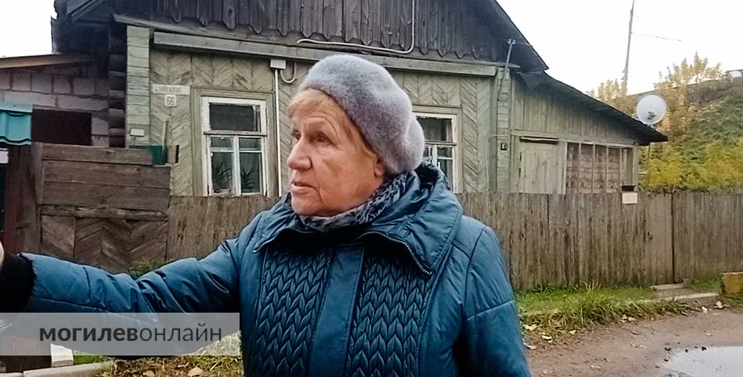 «Мост ремонтировать надо, но как везти ребенка в гимназию на Шмидта? И магазина у нас нет 30 лет — пенсионеры сидят без хлебушка, соли и сахара». Смотрите репортаж «МогилевОнлайн» о проблемах местных жителей в районе улицы Заводской