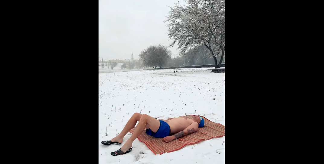В Могилеве — первый снег. Как выяснилось, для некоторых могилевчан это самое время отдохнуть на пляже