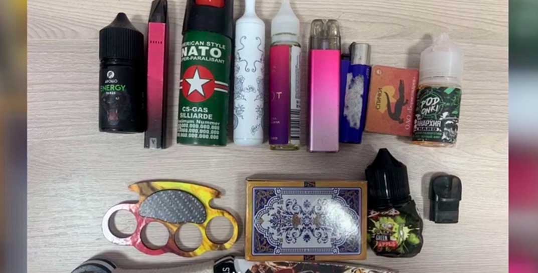 Вейпы, ножи, игральные карты: гродненская милиция проверила, что дети носят с собой в рюкзаках в школу