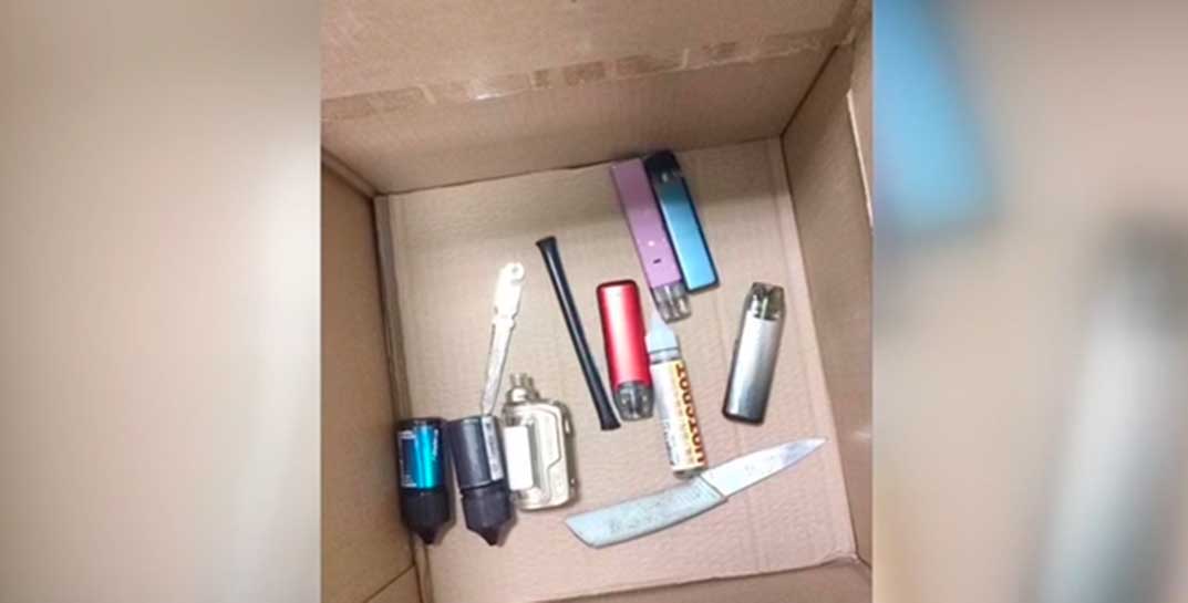 Вейпы, ножи, игральные карты: гродненская милиция проверила, что дети носят с собой в рюкзаках в школу
