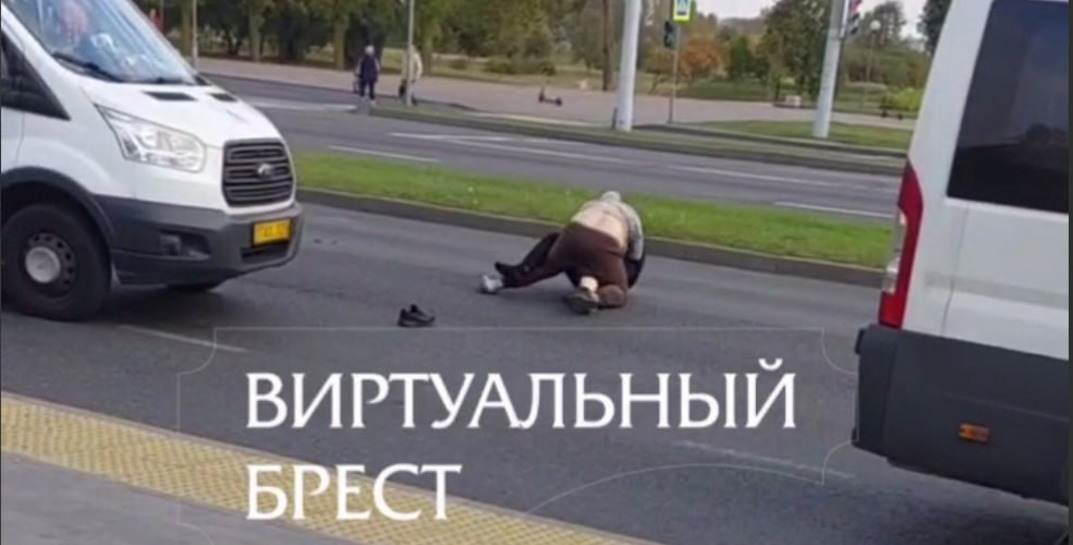 В Бресте прямо на дороге подрались двое маршрутчиков — причиной конфликта стала погоня за пассажирами