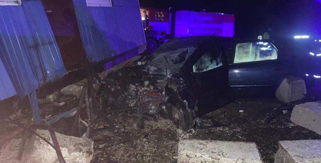 Жуткое ДТП в Климовичском районе: водитель на Sitroen врезался в здание — погибла 27-летняя пассажирка