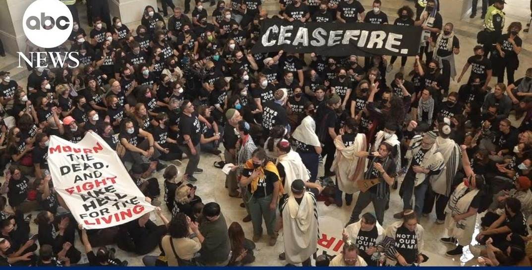 Протестующие проникли в одно из зданий Конгресса США. Они потребовали прекратить огонь в секторе Газа