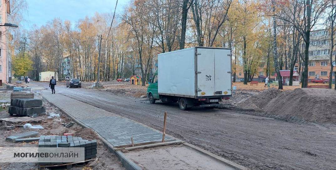 «Когда он закончится, не знает никто». Могилевчане жалуются на затянувшийся ремонт во дворе на Якубовского