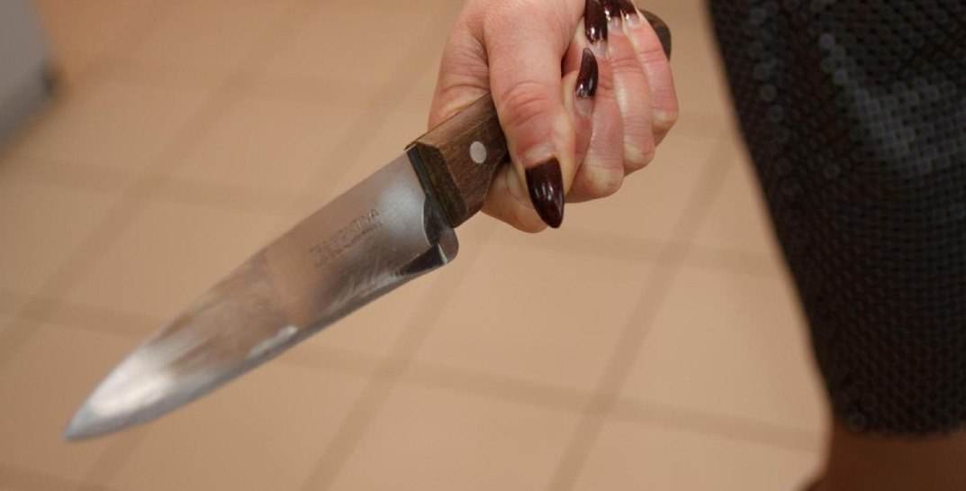 В Бобруйске мать троих детей во время ссоры ударила ножом мужа — «скорую» вызвала 12-летняя дочь пары