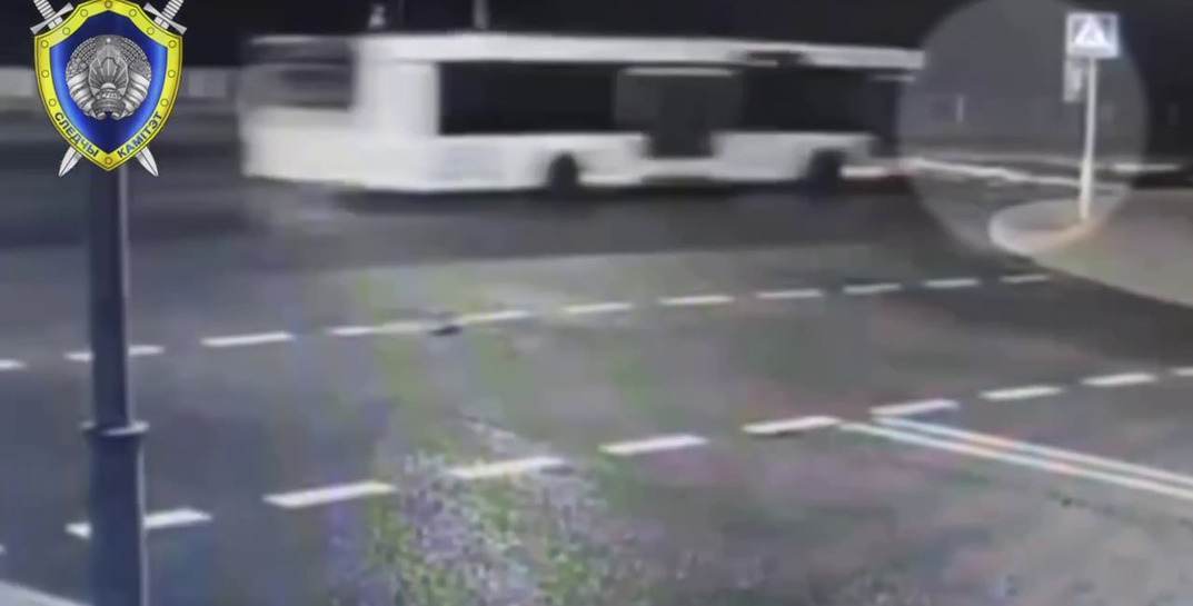 Страшное видео: в Гродно на пешеходном переходе автобус насмерть сбил мужчину