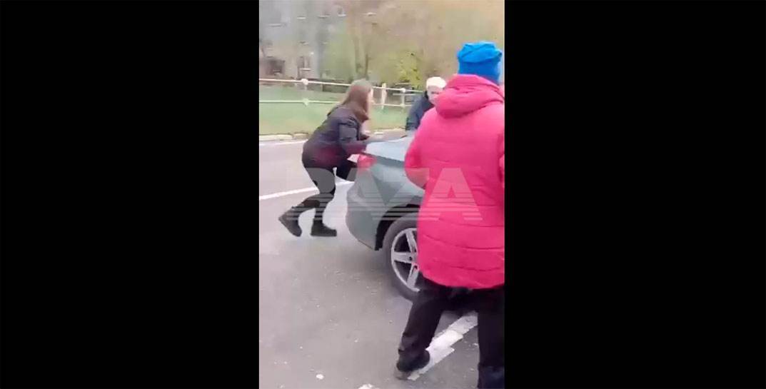 В Подмосковье сотрудница управляющей компании сбила и переехала девушку, которая пришла вместе с недовольными жителями разбираться в проблемах с отоплением