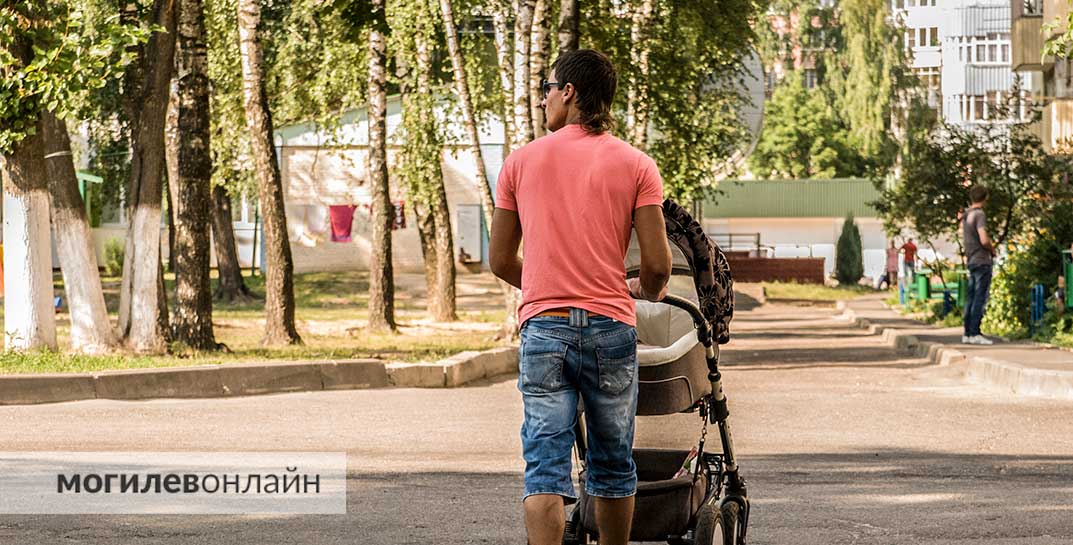 В Беларуси мужчины стали чаще уходить в декрет: раньше 1 из 100 отцов, а теперь — 2