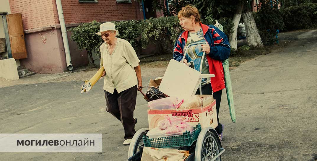 Опрос: 55,4% белорусских пенсионеров проводят досуг у телевизора, а путешествуют только 3,3%