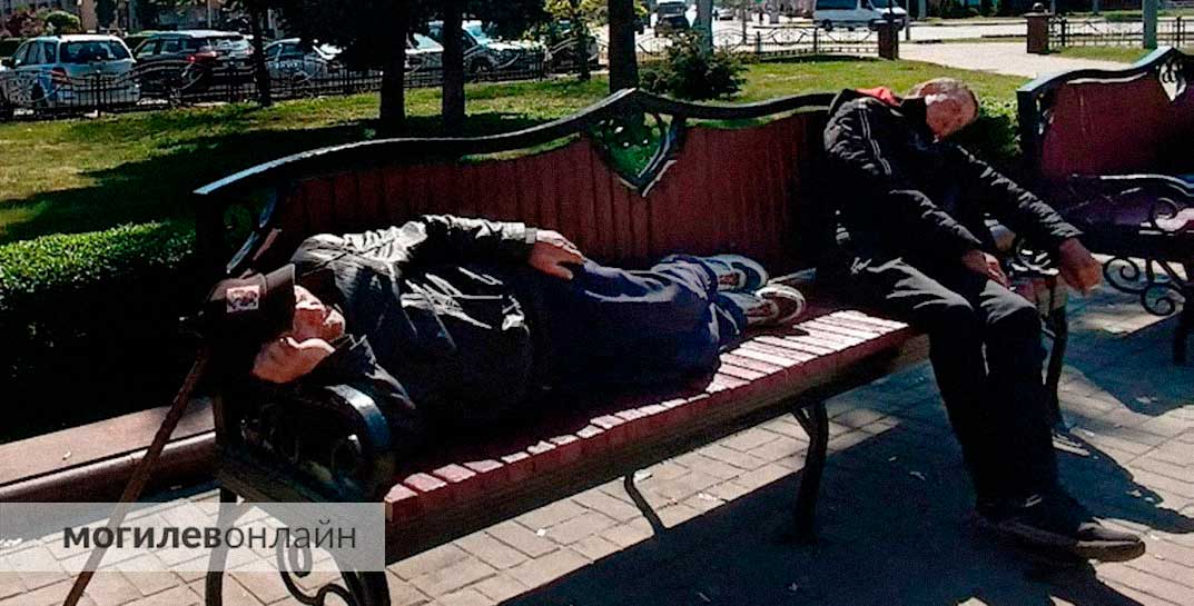 Житель столицы обокрал спящего на скамейке мужчину и на радостях оставил таксисту щедрые чаевые — 2 тысячи «зеленых». Полная версия истории вас удивит