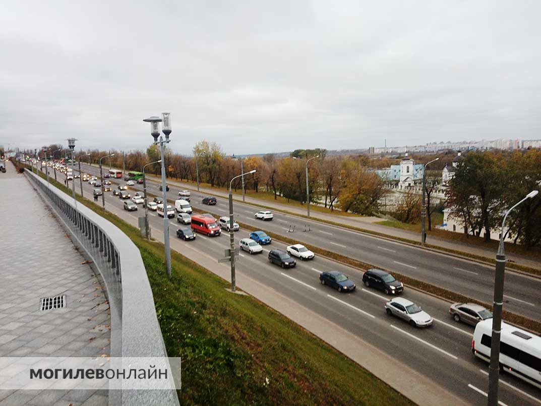 Пушкинский мост — просто дичь. Движение стоит
