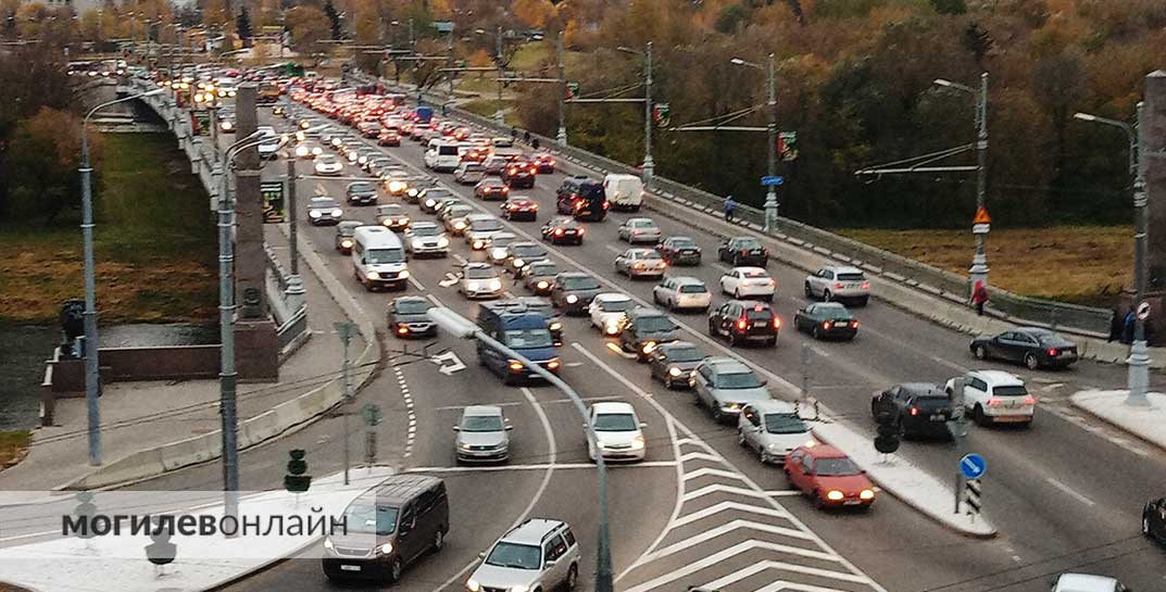 Пушкинский мост — просто дичь. Движение стоит