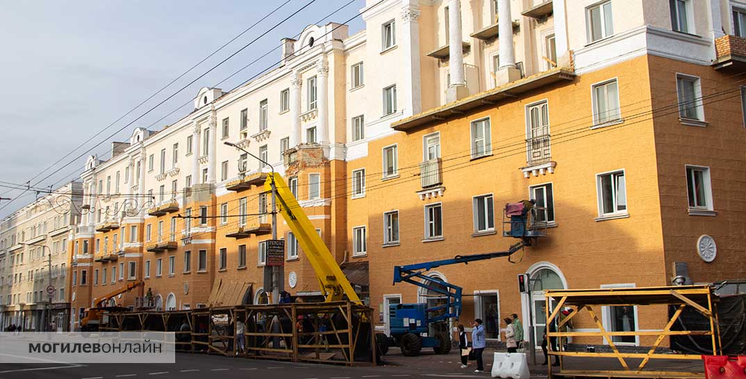 Дом напротив ЦУМа в Могилеве меняет цвет фасада. И не только