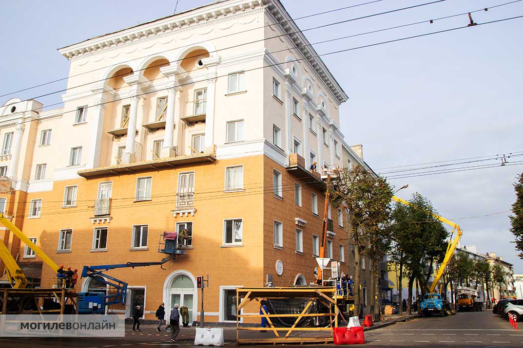 Дом напротив ЦУМа в Могилеве меняет цвет фасада. И не только