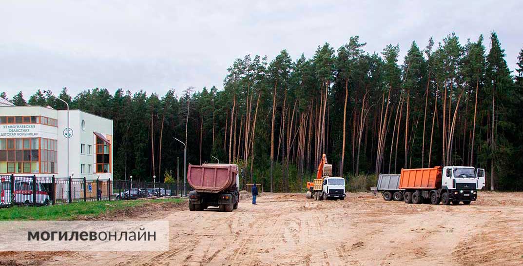 Возле Могилевской областной детской больницы начали строительство нового корпуса. Что там будет?