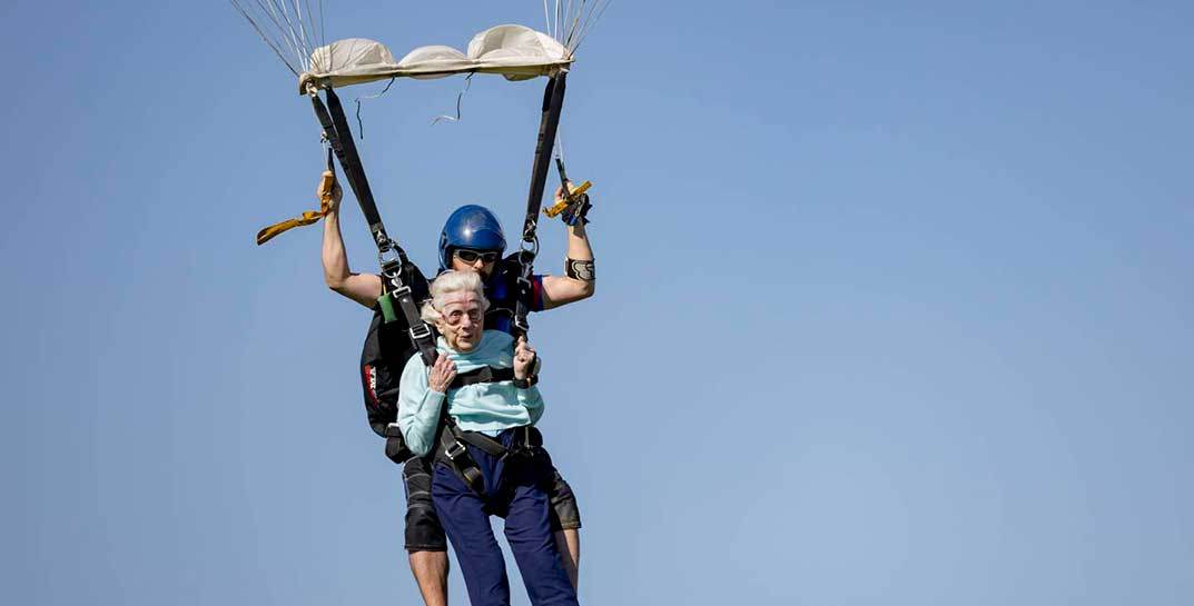 Американская пенсионерка стала старейшей парашютисткой — сколько лет бабушке?