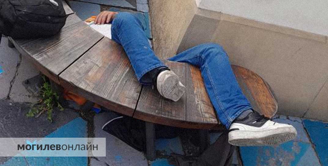 64-летнего жителя Гродно без штанов задержали на детской площадке. Он оголился и спал