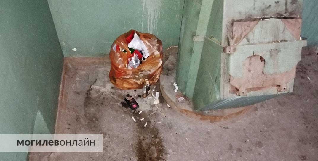 «Регулярно справляют нужду между этажами, курят и оставляют пакеты с мусором» — могилевчанин рассказал, как живется в доме по улице Симонова, 1а