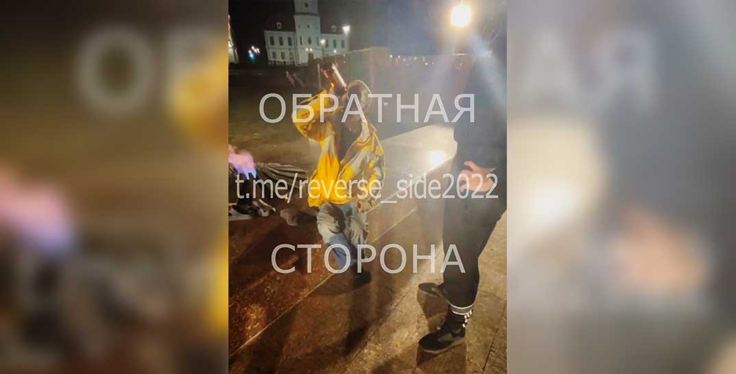 В Могилеве мужчина выпивал, сидя на памятнике, а пустую тару «утилизировал» прямо в Вечный огонь