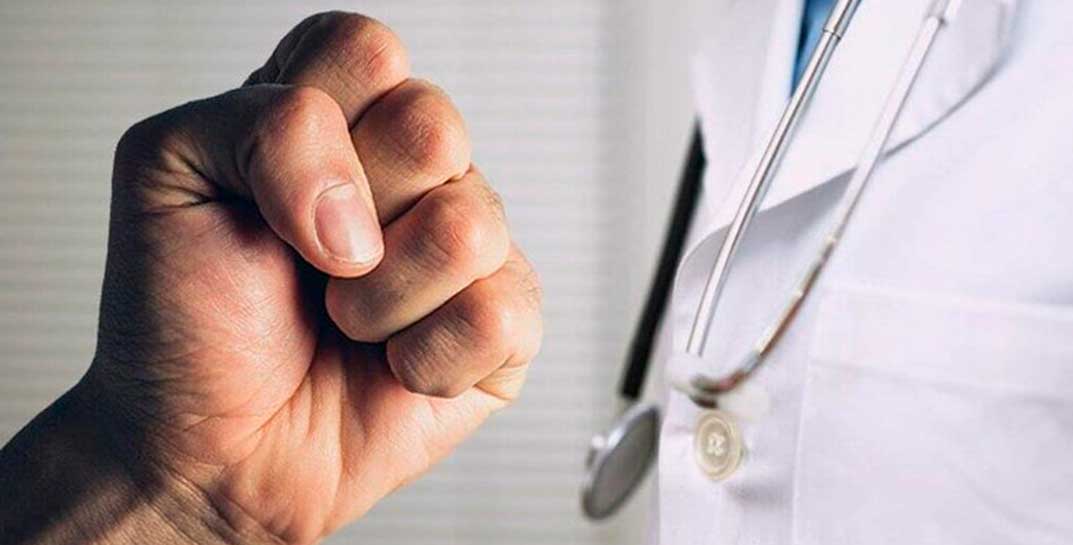 Гонялся за медсестрой и кричал: «Иди сюда, я всех порешаю!» В Кричеве вынесли приговор отсидевшему срок за убийство рецидивисту, который устроил дебош в больнице