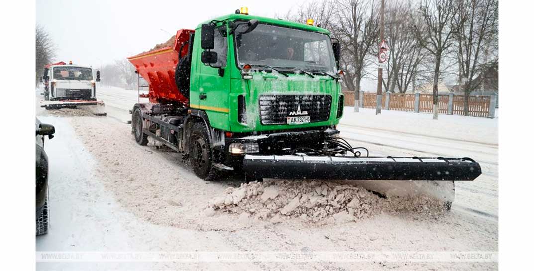 Более 410 дворников и 35 единиц техники работали сегодня на улицах Могилева, который засыпало снегом
