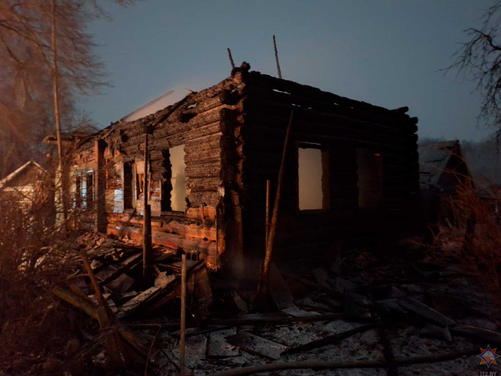 В Дрибинском районе погиб престарелый пенсионер — он сгорел под обломками собственного дома
