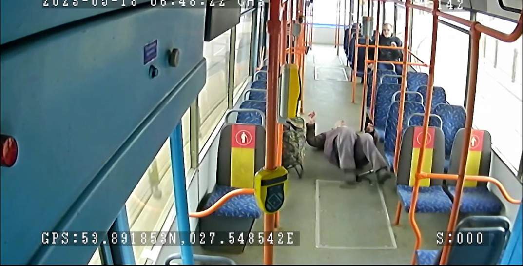 В ГАИ показали, что бывает с пассажирами автобуса, которые не держатся за поручни