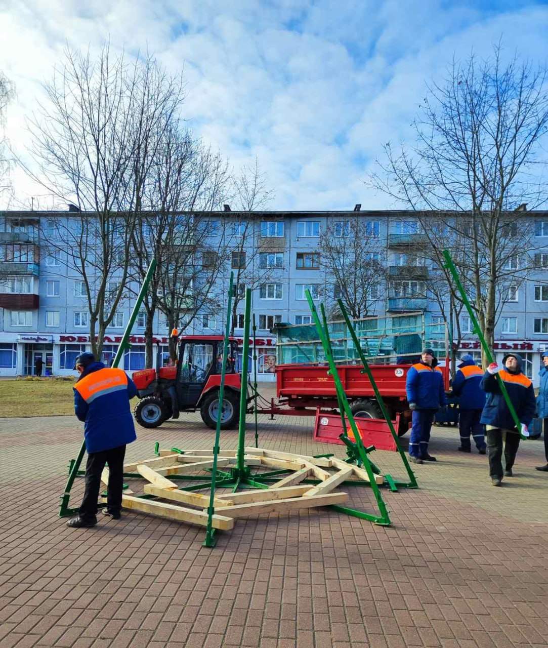 В Могилеве начали устанавливать первую новогоднюю елку