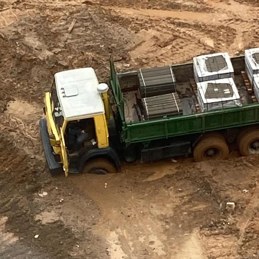 Настоящее болото — в ЖК «Талисман» грязь засосала грузовик и... ребенка, которого вытянули строители и принесли домой