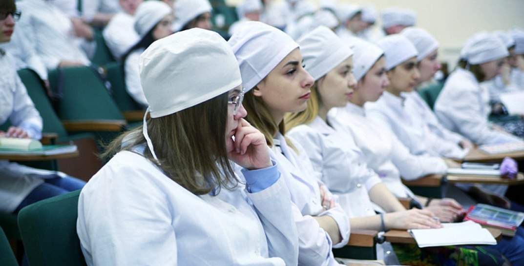 Отработка не менее 5 лет, а уход из ординатуры — только платно. В Беларуси обновили требования к обучению врачей